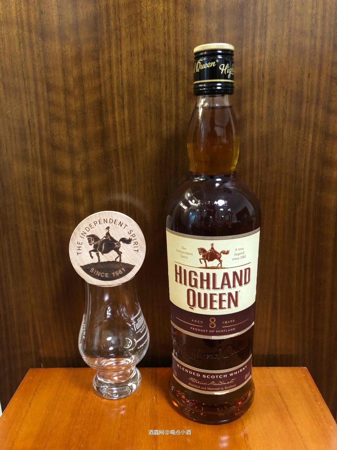 🥃今天来喝一款高地女王8年。这是一款由细麦芽和谷物威士忌混合而成,在初填波本桶中熟成的威士忌。 🏆在2014年的威士忌圣经中获得了90分的高分。 还有获得了2016年度IWSC国际葡萄酒暨烈酒竞赛的特优银奖。下面我们一起来品鉴一下这款威士忌 🥃酒精度 40%VOL 🥃色泽: 深金色的酒液,轻微挂杯。 👃闻香: 奶油糖果,葡萄,和坚果。还有浓郁的麦芽香味。 🥃口感: 入口第一感觉会稍微的比较辛辣。酒