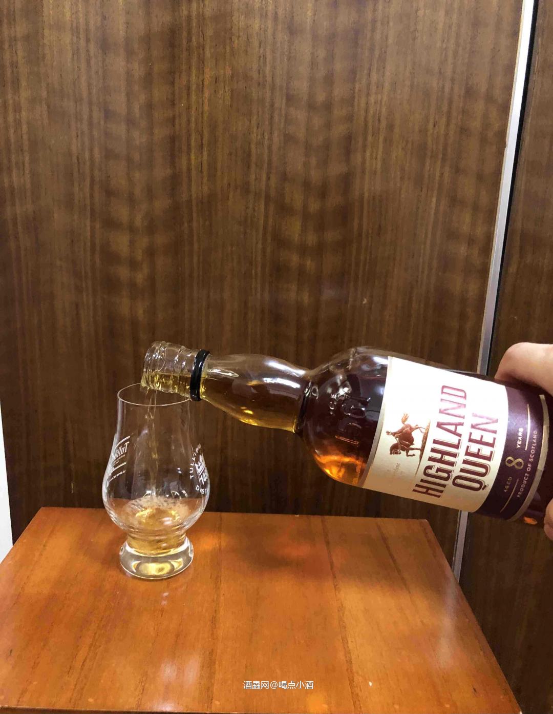 🥃今天来喝一款高地女王8年。这是一款由细麦芽和谷物威士忌混合而成,在初填波本桶中熟成的威士忌。 🏆在2014年的威士忌圣经中获得了90分的高分。 还有获得了2016年度IWSC国际葡萄酒暨烈酒竞赛的特优银奖。下面我们一起来品鉴一下这款威士忌 🥃酒精度 40%VOL 🥃色泽: 深金色的酒液,轻微挂杯。 👃闻香: 奶油糖果,葡萄,和坚果。还有浓郁的麦芽香味。 🥃口感: 入口第一感觉会稍微的比较辛辣。酒