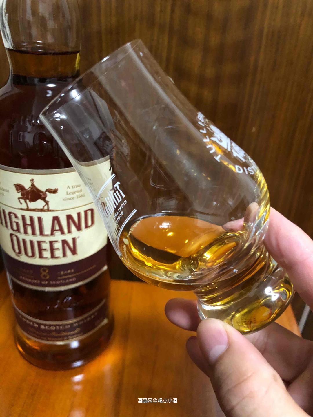 🥃今天来喝一款高地女王8年。这是一款由细麦芽和谷物威士忌混合而成,在初填波本桶中熟成的威士忌。 🏆在2014年的威士忌圣经中获得了90分的高分。 还有获得了2016年度IWSC国际葡萄酒暨烈酒竞赛的特优银奖。下面我们一起来品鉴一下这款威士忌 🥃酒精度 40%VOL 🥃色泽: 深金色的酒液,轻微挂杯。 👃闻香: 奶油糖果,葡萄,和坚果。还有浓郁的麦芽香味。 🥃口感: 入口第一感觉会稍微的比较辛辣。酒