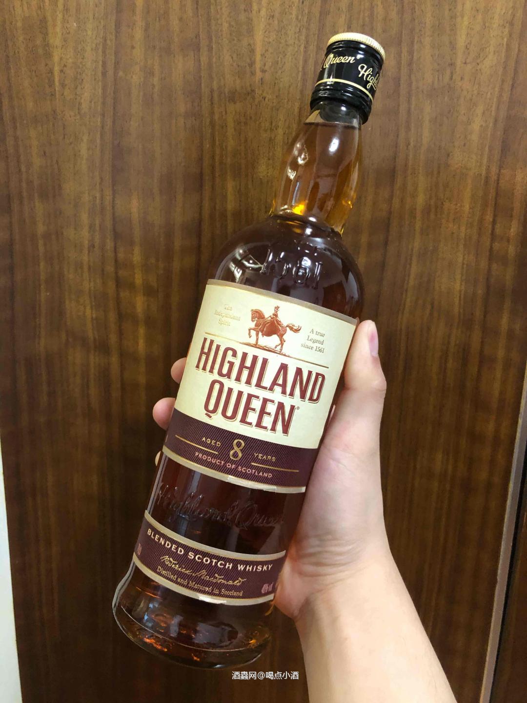 🥃今天来喝一款高地女王8年。这是一款由细麦芽和谷物威士忌混合而成,在初填波本桶中熟成的威士忌。 🏆在2014年的威士忌圣经中获得了90分的高分。 还有获得了2016年度IWSC国际葡萄酒暨烈酒竞赛的特优银奖。下面我们一起来品鉴一下这款威士忌 🥃酒精度 40%VOL 🥃色泽: 深金色的酒液,轻微挂杯。 👃闻香: 奶油糖果,葡萄,和坚果。还有浓郁的麦芽香味。 🥃口感: 入口第一感觉会稍微的比较辛辣。酒