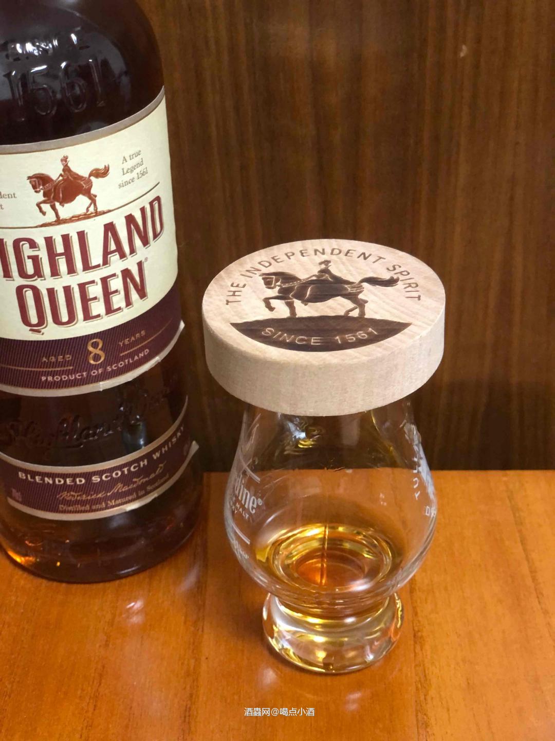 🥃今天来喝一款高地女王8年。这是一款由细麦芽和谷物威士忌混合而成,在初填波本桶中熟成的威士忌。 🏆在2014年的威士忌圣经中获得了90分的高分。 还有获得了2016年度IWSC国际葡萄酒暨烈酒竞赛的特优银奖。下面我们一起来品鉴一下这款威士忌 🥃酒精度 40%VOL 🥃色泽: 深金色的酒液,轻微挂杯。 👃闻香: 奶油糖果,葡萄,和坚果。还有浓郁的麦芽香味。 🥃口感: 入口第一感觉会稍微的比较辛辣。酒
