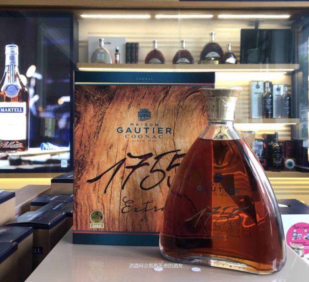1755EXTRA由“天堂酒窖”历史遗留下的古老而稀有的生命之水调配而成,卓越非凡。入口柔和且不失浓郁的芬芳,散发着独特的复杂香气,富含水果、香辛料的优雅芳香,且伴随着甘甜的香草气息,在花香的衬托下盛情绽放,是专业品酒师的臻爱之选。柔和圆润浓郁甘醇馥郁纷繁。酒体呈现金黄的琥珀色。