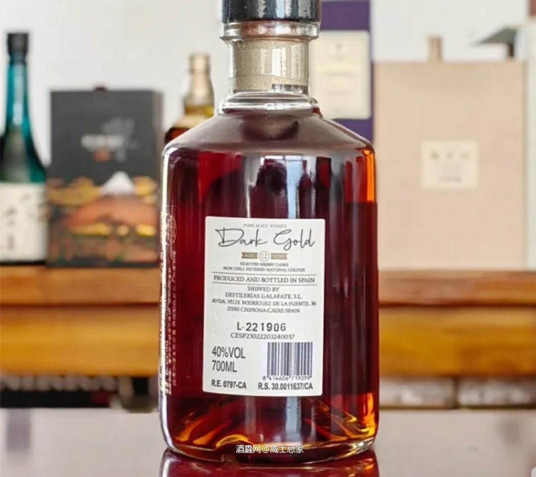 12年达克歌德,酒精度40% 【闻香】淡硫淡桶,牛奶巧克力,淡乌梅与麦芽糖,焦糖奶油,还有点层次有点复杂度。 【口感】牛奶巧克力,烘焙坚果,香料生姜与木质橡木,持续到奶甜,雪莉果干与蜂蜜焦糖。 【余韵】焦糖牛奶巧克力,榛子与果干,风味短暂,但有持久的奶甜。