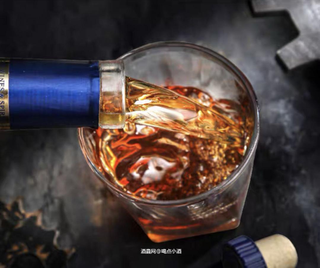 这款白兰地在橡木桶中陈酿了之前7年。来自格鲁吉亚的卡赫季酒庄的白兰地。 香气 苹果,梨,西梅等新鲜果香 口感 丝滑柔顺,平衡愉悦清爽的果香在口腔中萦绕 余味 核果类水果的馨香令口腔清爽,丝丝回甘使酒液丝滑入喉。