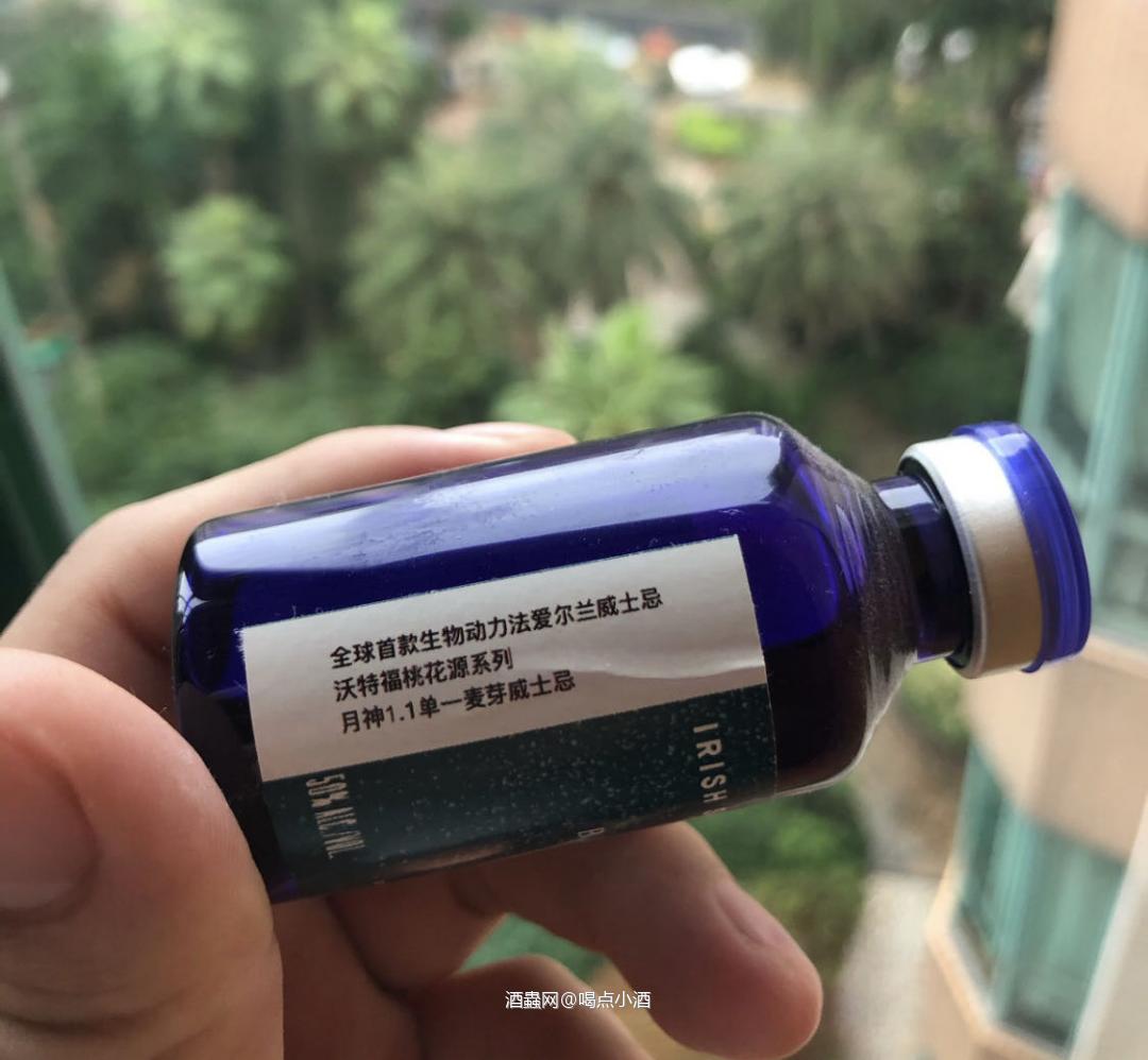 酒标很好看,充满宇宙星际的感觉。全球首款生物动力法 爱尔兰沃特福桃花源系列 月神1.1单一麦芽威士忌🥃怎么样,听名字是不是很厉害的样子 酒精度:50% 木桶类型: 35% 初填美国橡木桶17% 美国处女桶 26% 优质法国橡木桶 22% VDN加烈葡萄酒桶 好不好等下回分解,有机会开它。