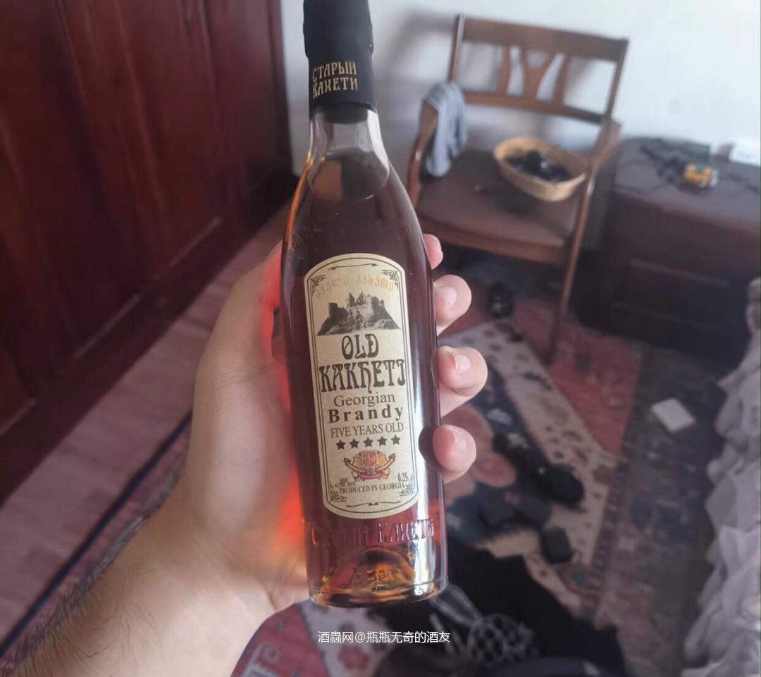 白兰地被称为“大人的果汁”虽然有40度属于烈酒,但它以葡萄为原料,经过发酵/蒸馏/桶陈后,酿造而成,拥有独特的干果香气,口感均衡饱满,猛烈又不失温柔。 来自格鲁吉亚的这款五星白兰地真的不错,百元左右的好口酿,不是垃圾牌。