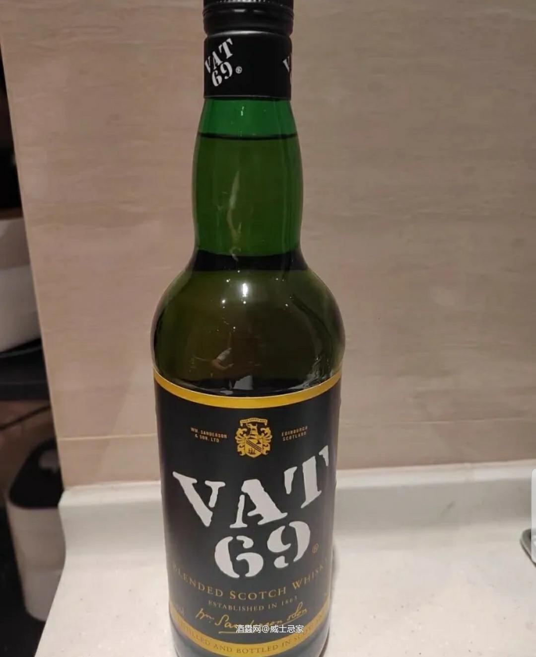50价位最难喝的一款威士忌了,应该没有之一了。 闻起来就是酒精感和一点点烟熏味。 喝起来是淡淡的玉米,强劲的酒精感。别的酒越喝越柔,他越喝越辣,甚至苦。除了玉米,喝不出其他酒。尾韵就是酒精感和拖鞋味?苦和辣。