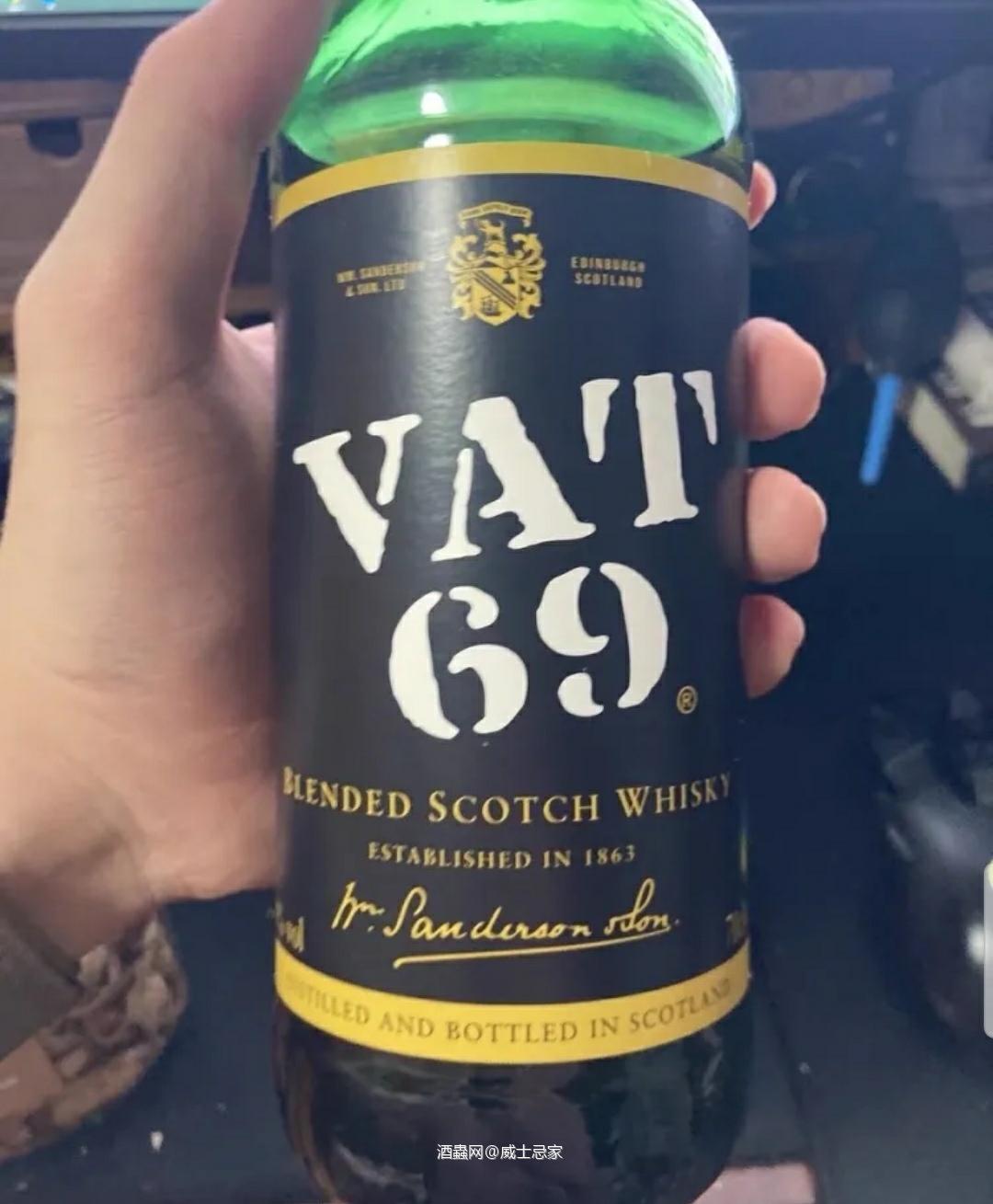 50价位最难喝的一款威士忌了,应该没有之一了。 闻起来就是酒精感和一点点烟熏味。 喝起来是淡淡的玉米,强劲的酒精感。别的酒越喝越柔,他越喝越辣,甚至苦。除了玉米,喝不出其他酒。尾韵就是酒精感和拖鞋味?苦和辣。