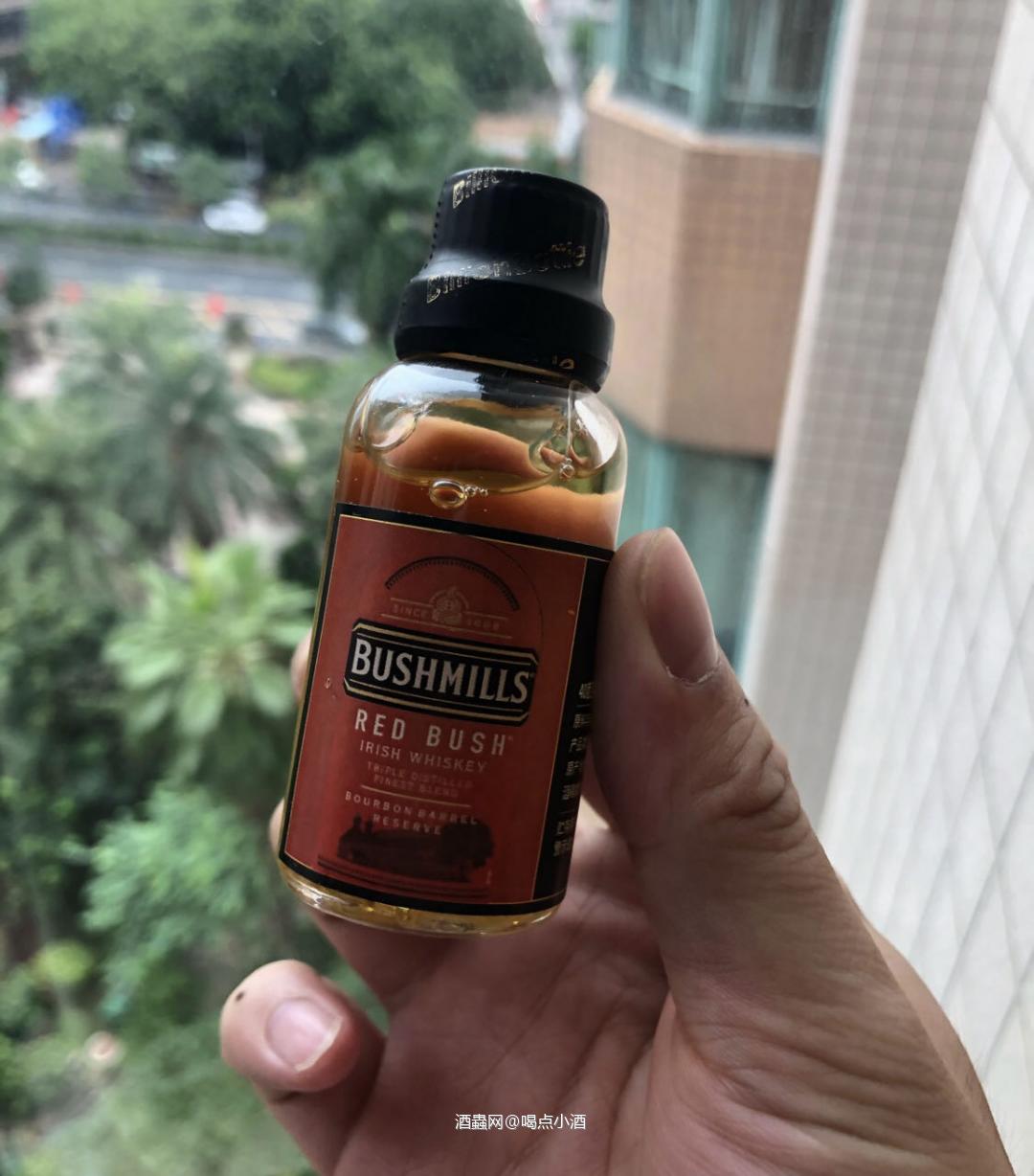 百世醇红标。结合了三种威士忌。优质的爱尔兰单一麦芽威士忌,谷物威士忌和三次蒸馏的爱尔兰单一麦芽威士忌,并在初填的波本桶中熟成4年,带有浓郁的波本桶余味和三次蒸馏爱尔兰威士忌标志性的顺滑。很不错的一款入门级别口粮威士忌。