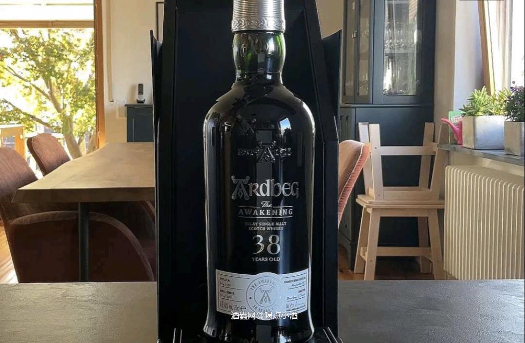 近日,又有国外网友提供了最新信息,证实上述“照骗”中的酒款真实存在。只不过可能等不到官方发布了,因为据传说这款酒名为——Ardbeg The Awakening 38(下称:A38),只面向高端会员渠道销售,并不进行公开销售。A38蒸馏于1975年11月01日,熟成于波本和Oloroso雪莉桶(Bourbon & Oloroso Sherry Casks),装瓶于2014年07月01日,酒