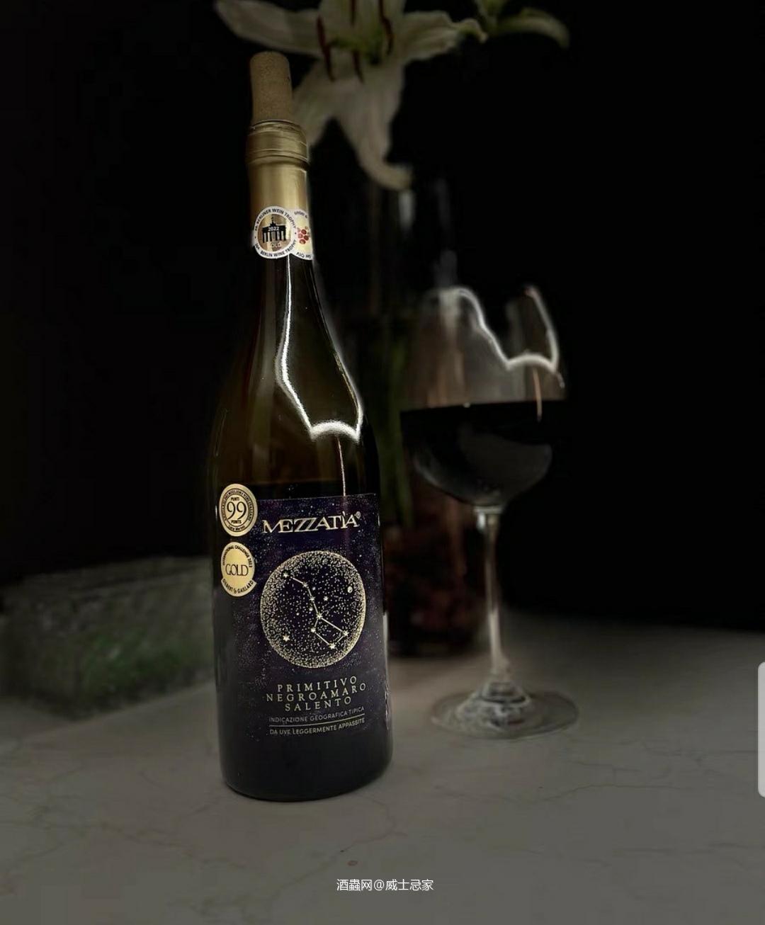 这是两款完全将葡萄酒大师Luca Maroni折服的葡萄酒! 用原话翻译来就说是:应该要为这个特别美丽的意大利南部葡萄酒鞠躬。 Luca为这款酒打出了他的满分和准满分,也就是99分和98分!(Luca Maroni的33-33-33评分体系99分即为满分)。 酒庄位于意大利南部的Puglia普利亚,备受尊敬的酒评第一人罗伯特·帕克(Robert Parker)甚至称「P uglia普利亚为当下最激