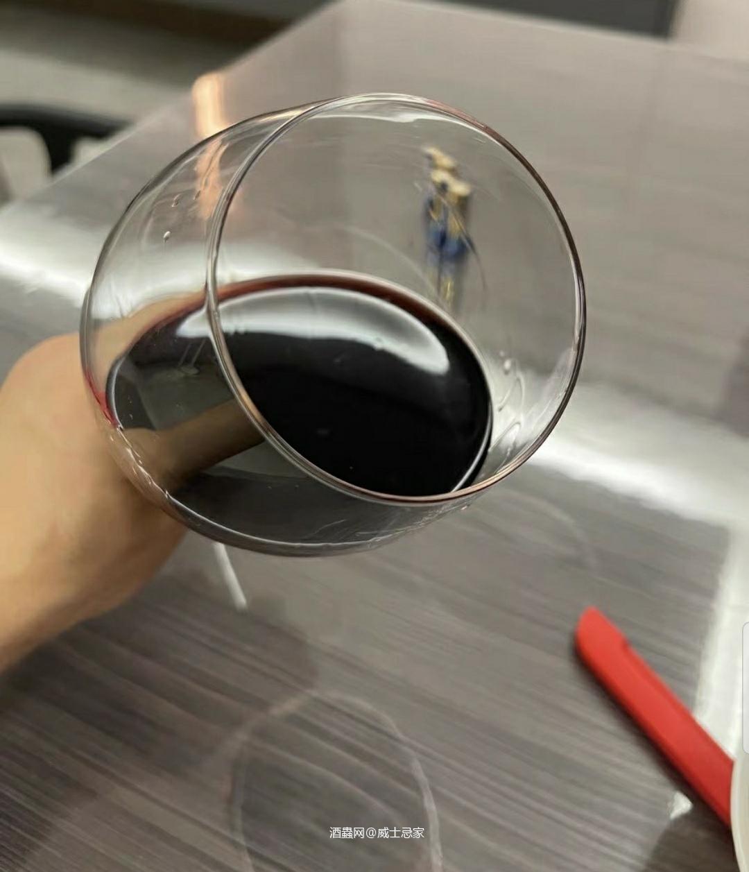 这是两款完全将葡萄酒大师Luca Maroni折服的葡萄酒! 用原话翻译来就说是:应该要为这个特别美丽的意大利南部葡萄酒鞠躬。 Luca为这款酒打出了他的满分和准满分，也就是99分和98分!(Luca Maroni的33-33-33评分体系99分即为满分)。 酒庄位于意大利南部的Puglia普利亚，备受尊敬的酒评第一人罗伯特·帕克(Robert Parker)甚至称「P uglia普利亚为当下最激