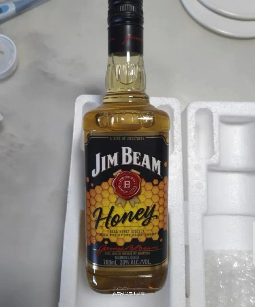 酒精度只有30度的蜂蜜味金宾。颜色看起来稍微淡一点点。闻起来也没有普通版那么刺激的酒精感。 波本桶的香味,淡淡的蜂蜜味道。 喝起来可以接受,不全是甜味,威士忌的味道也很浓郁。尾韵挺平衡的。不会失望的一款力娇。