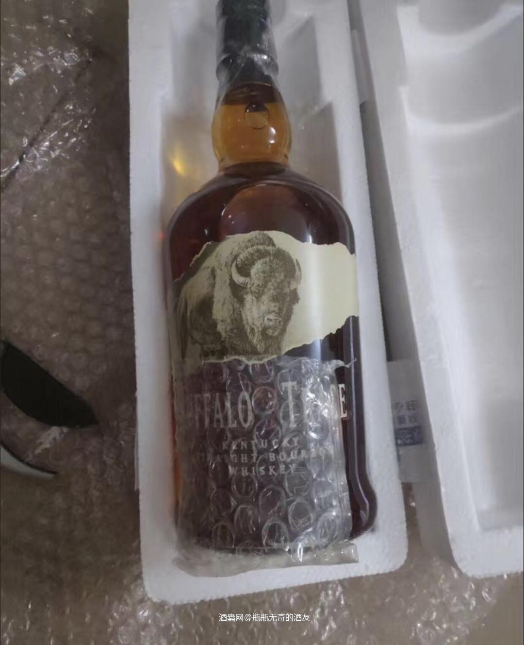 水牛足迹相信大家都不会陌生了。有这琥珀色的酒液。闻起来有着香草，薄荷和糖蜜的复杂香气。 入口整体是比较甜美的口感。红糖，蜂蜜的味道。深色水果。橡木桶气息。这款威士忌的口感平滑，45%vol 750 原料与辅料 水，玉米，大麦麦芽，黑麦