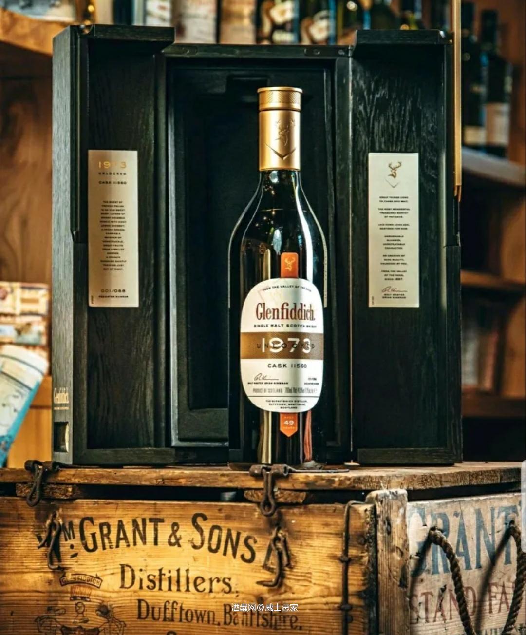 30万一瓶!格兰菲迪(Glenfiddich)推出档案系列1973年! 格兰菲迪酒厂(Glenfiddich Distillery)位于苏格兰斯佩塞产区,由Willian Grant创立于1887年,目前隶属于格兰父子集团(William Grant & Sons Distillers Ltd.),且是全球销量次高的单一麦芽苏格兰威士忌品牌。在知名酒饮料媒体The Spirits Busi