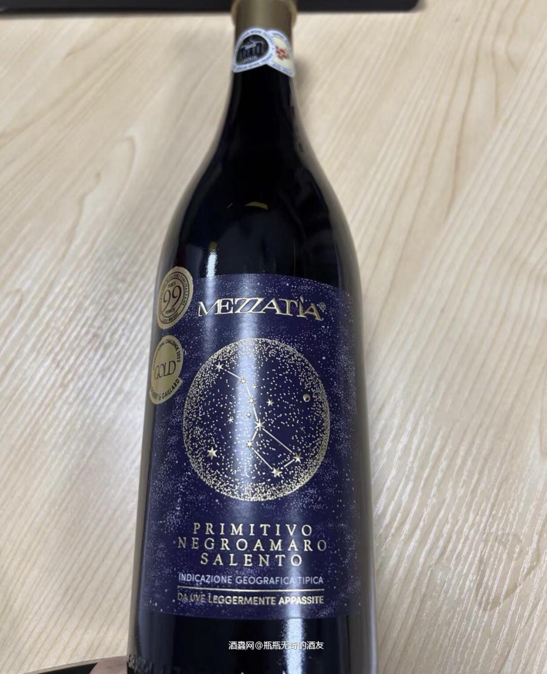 这是一款自2015年份开始，连续6年获得意大利最著名酒评家Luca Maroni卢卡99/99分的传奇之酒。要知道，被称为「意大利帕克」的卢卡评分体系中，满分就是99分，也就是说，这款酒连续6年获得满分。而且价格只要100多，真的很不错了。