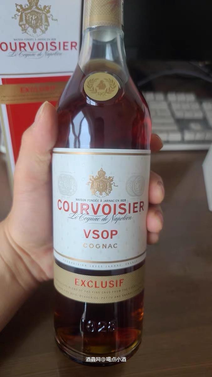 新款拿破仑vsop 集四大产区优点自成别致风味酒液细腻醇厚、层次丰富。成熟精湛工艺搭配甄选手工橡木桶桶陈最少4年以上，多至12年。 柔和甘美桃子芬芳融合烘焙坚果浓香，伴有清新果香、馥郁麝香、悠悠茉莉清香口感温润雅致，柔滑细腻,馥郁芬芳。