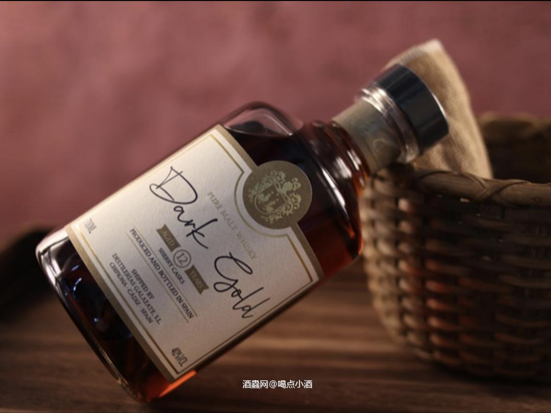 达克歌德12年雪莉桶西班牙纯麦威士忌,在Oloroso雪莉桶熟成。颜色很深。挑选那些经过赫雷斯监管委员会认证的雪利酒桶,这些橡木桶中曾陈酿了优质的雪利酒,达克歌德威士忌40度和54度桶强两款酒,是在OLOROSO雪莉桶中熟成12年。