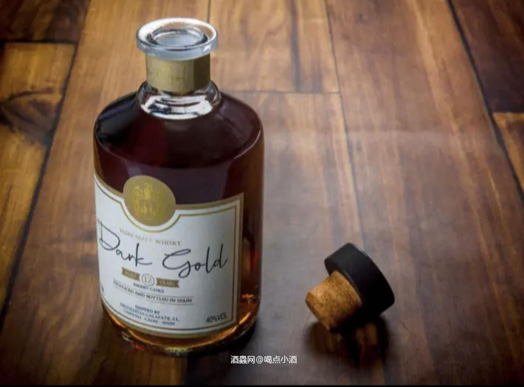 达克歌德12年雪莉桶西班牙纯麦威士忌,在Oloroso雪莉桶熟成。颜色很深。挑选那些经过赫雷斯监管委员会认证的雪利酒桶,这些橡木桶中曾陈酿了优质的雪利酒,达克歌德威士忌40度和54度桶强两款酒,是在OLOROSO雪莉桶中熟成12年。