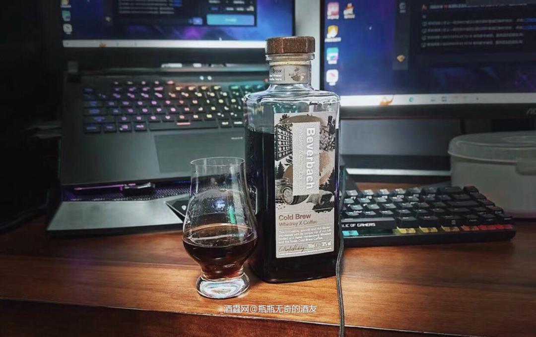 这是一款很新颖的威士忌,咖啡味的威士忌。300出头。来自德国的一个威士忌品牌。 闻香时鼻尖上有丰富的橡木香味、和奶油香草的香味,入口醇厚丝滑,口感丰富,带着浓郁的咖啡风味。一种真正的味觉享受,带有烘烤的咖啡豆和苦涩的黑巧克力风味。这就是Beverbach咖啡威士忌的独特味道。