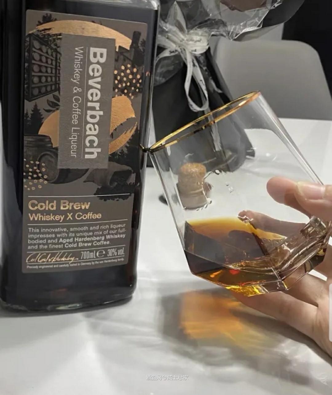 百溪咖啡威士忌是一种将单一麦芽酒和Arabica咖啡融合的酒,具有其应有的强烈特征:均衡、令人愉快的麦芽味和浓郁的咖啡味融合,带出香草和黑巧克力的持久回味。 在波本酒和白兰地酒桶陈酿3-4年,将Arabica咖啡进行低温冷萃,会散发出特别的香气,将陈酿的单一麦芽威士忌与Arabica咖啡在酒桶内融合,充分发酵后产生了奇妙化学反应,再经过经典的铜锅蒸馏器蒸馏,酿就出属于百溪单一麦芽威士忌的独特味道。