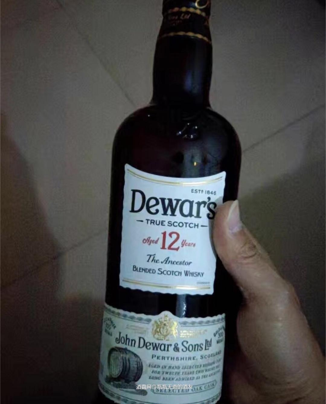 帝王12年是我平时开的最多的一款威士忌了,调和威士忌还是很不错的,帝王一直都是好评的酒厂。 闻起来有甜美奶油焦糖。酒精感比较淡,淡淡的柑橘。 喝起来比较清凉,有坚果,花香。坚果的香,核桃的香味。尾韵中短适中,价格不贵。