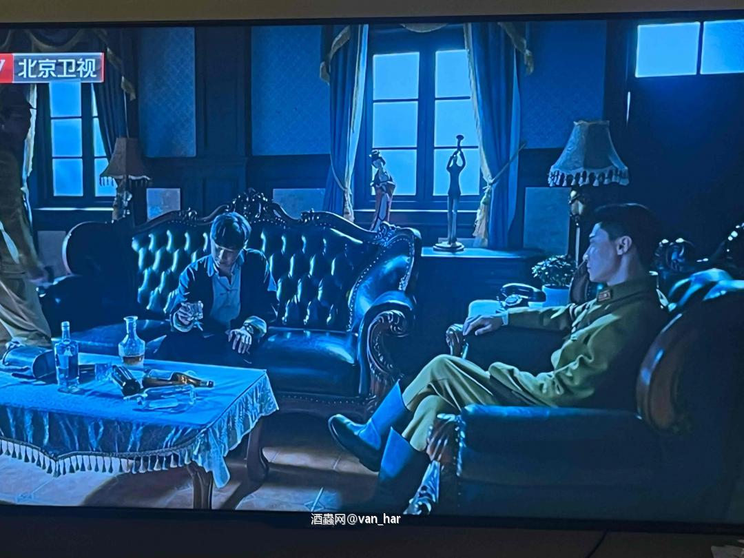 这个剧务看起来不是很懂酒