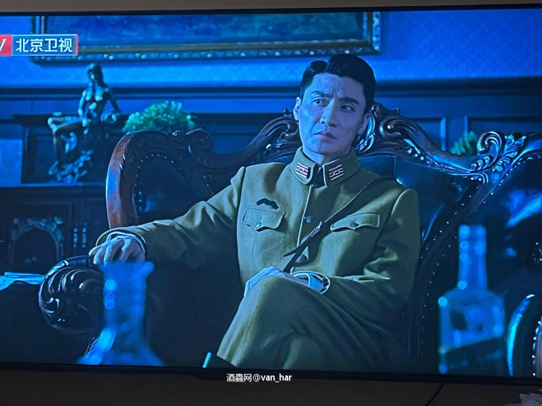 这个剧务看起来不是很懂酒