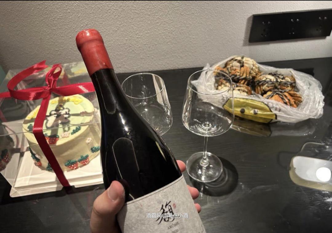 香气上她初始还有点封闭,轻摇醒酒后,展示出了浓郁的野生花…