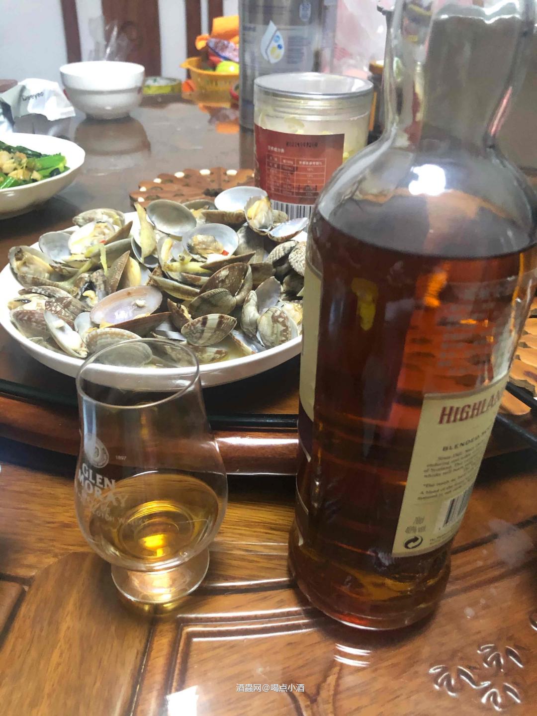 今晚继续喝点小酒,炒了个花甲,炒了个青菜。喝一小杯高8🥃…
