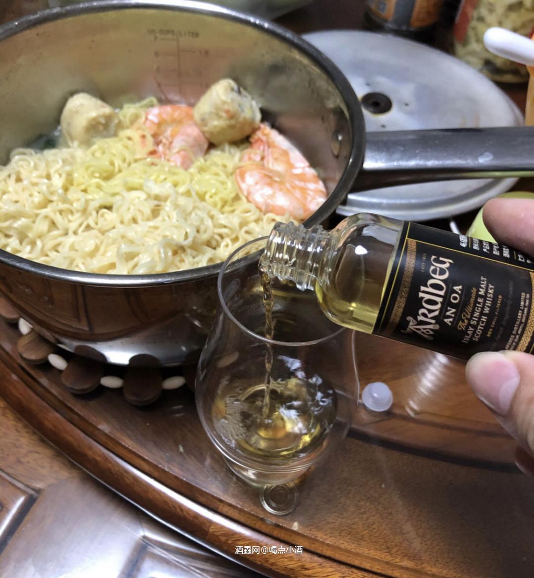 今晚自己一个人在家，自己动手煮碗面，简简单单的几个虾几个…