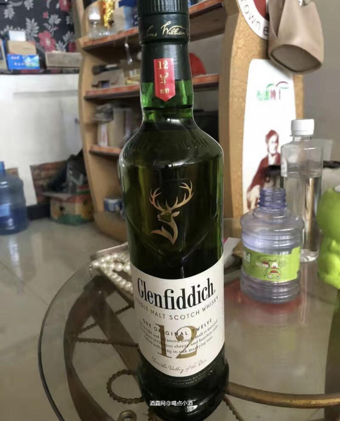 格兰菲迪12年单一麦芽🥃色泽: 比较独特的三角形酒瓶…