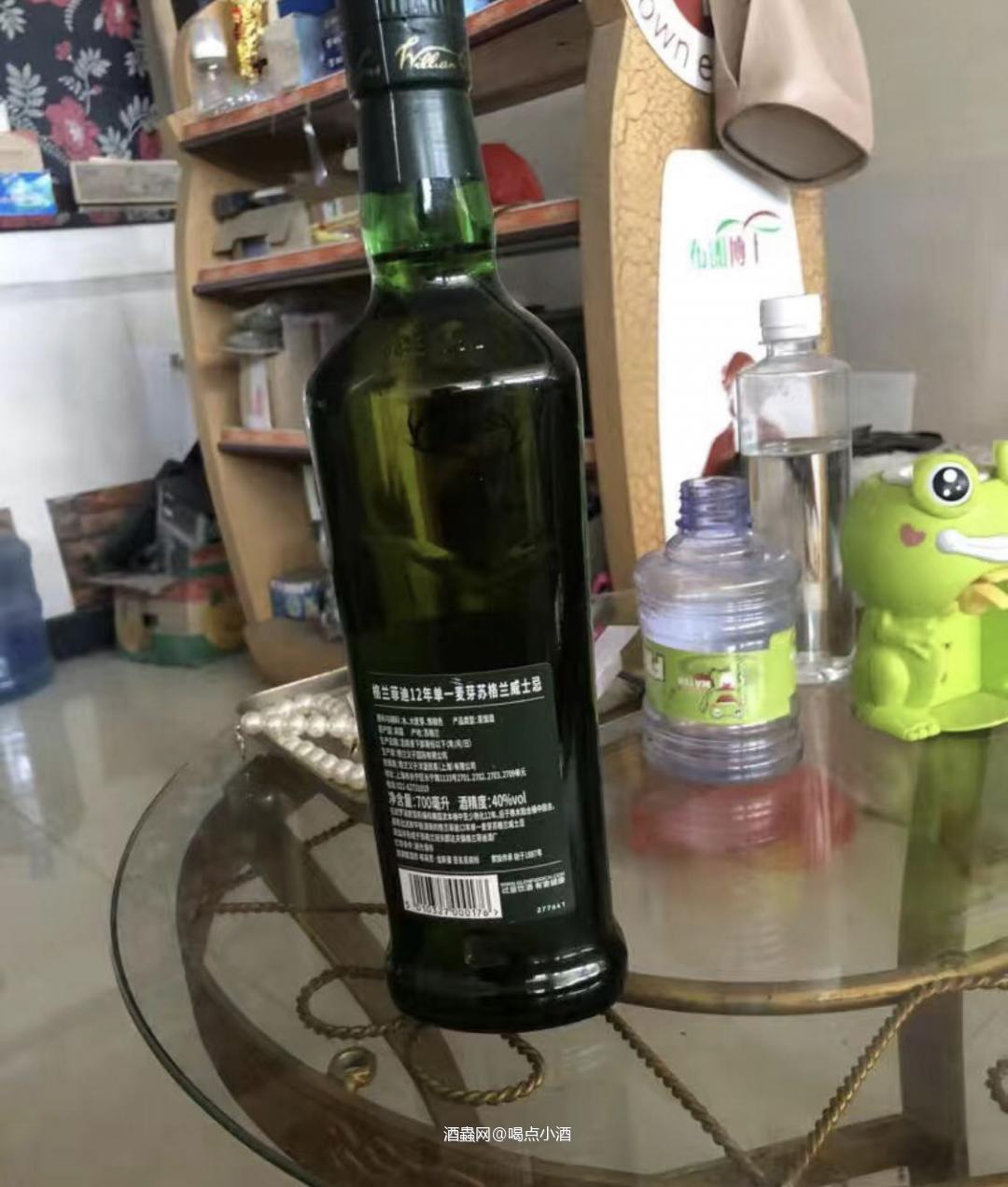 格兰菲迪12年单一麦芽🥃色泽: 比较独特的三角形酒瓶…
