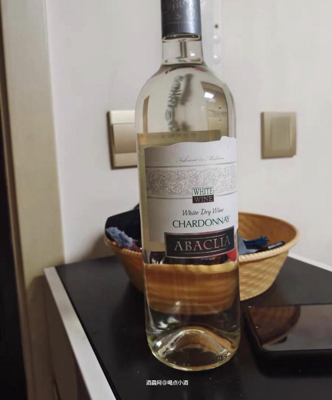 这是一款霞多丽干白葡萄酒,它的颜色是非常干净的浅禾秆黄色,香…