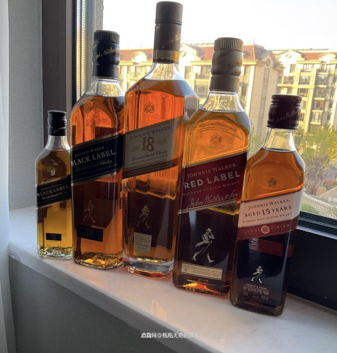 走路哥”方队来了!😄 1、尊尼获加18年调和苏格兰威士忌(750ml)。 2、尊尼获加15年调配麦芽苏格兰威士忌雪莉版(350ml)。 3、尊尼获加黑牌12年调和苏格兰威士忌(700ml)。 4、尊尼获加红牌调和苏格兰威士忌(700ml)。 5、尊尼获加黑牌12年调和苏格兰威士忌(200ml)。