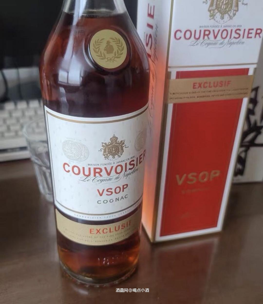 拿破仑vsop 不不不,应该是馥华诗还是馥诗华?反正新名称很别扭。这款vsop是集四大产区优点自成别致风味酒液细腻醇厚、层次丰富。成熟精湛工艺搭配甄选手工橡木桶桶陈最少4年以上,多至12年。 柔和甘美桃子芬芳融合烘焙坚果浓香,伴有清新果香、馥郁麝香、悠悠茉莉清香口感温润雅致,柔滑细腻,馥郁芬芳。