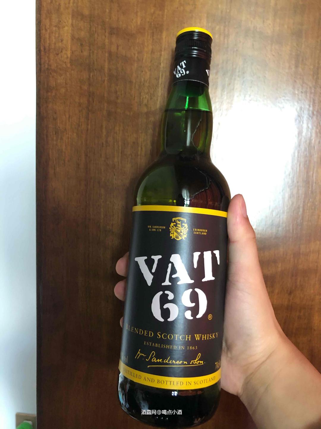 69调和威士忌，比较便宜的一款调和威士忌。闻香有淡淡的烟熏感，酒精感还是比较刺激的。 入口不错，烟熏味比较明显，30多块钱得价格也没要求很多，加冰块能喝。一点点橡木桶气息。酒体轻盈，酒精感冲了一点。尾韵短暂。