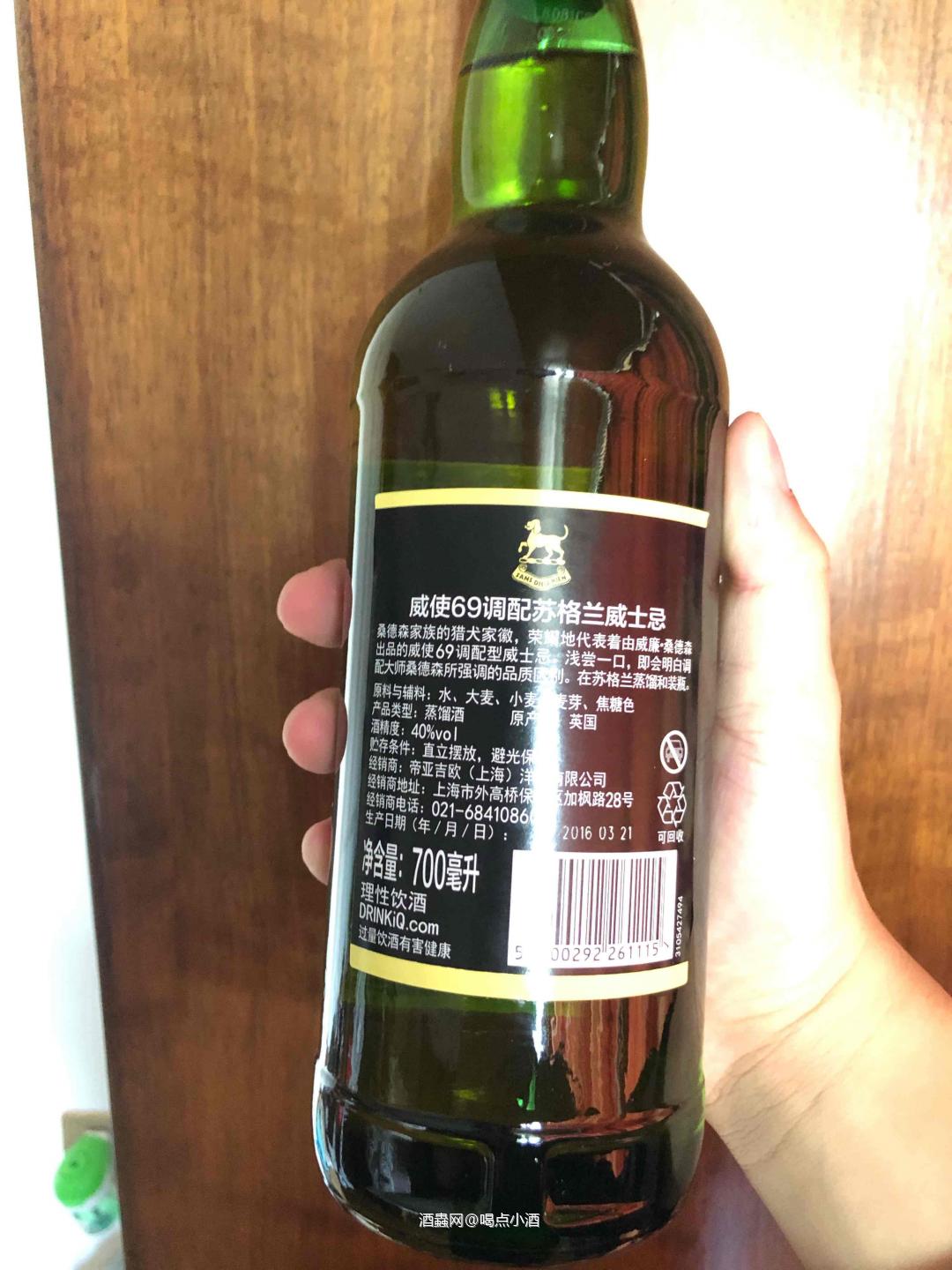 69调和威士忌，比较便宜的一款调和威士忌。闻香有淡淡的烟熏感，酒精感还是比较刺激的。 入口不错，烟熏味比较明显，30多块钱得价格也没要求很多，加冰块能喝。一点点橡木桶气息。酒体轻盈，酒精感冲了一点。尾韵短暂。