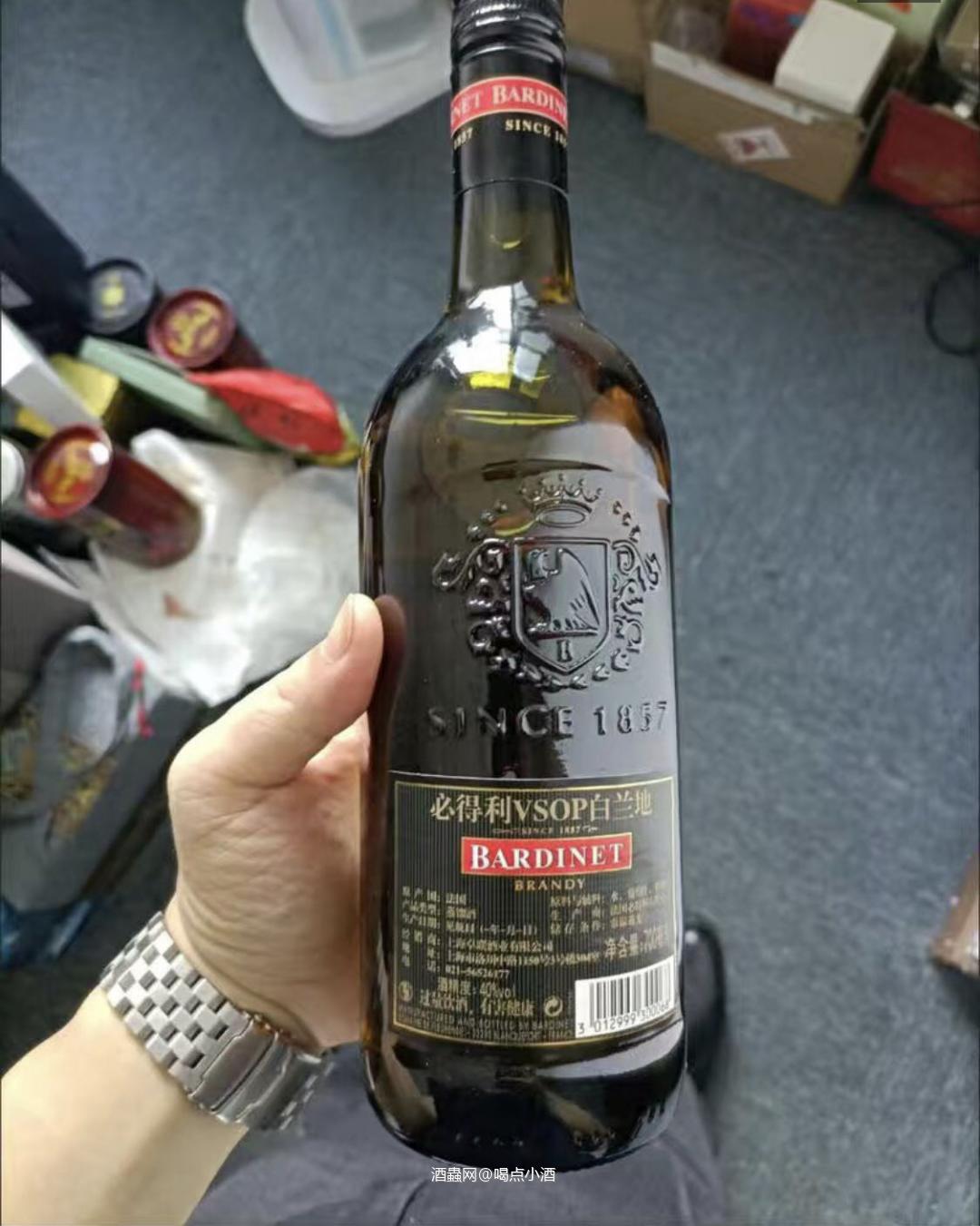 必得利Vsop非常实惠的一款白兰地,几十块钱的价格。正正经经的法国白兰地。 闻香是成熟果干香味。喝起来比较轻盈,果香浓郁。余味口齿留香,丝丝顺滑。 比较适合新人经济又有限的朋友,非常不错的一款入门白兰地来的。