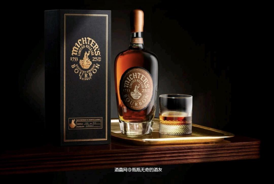 酩帝诗25年波本威士忌重新推出 肯塔基威士忌酒厂酩帝诗(Michter's)宣布重新推出其最罕见的威士忌之一:酩帝诗25年陈年肯塔基波本威士忌(Kentucky Straight Bourbon)。 这是自2020年以来酩帝诗首次推出其25年陈年波旁威士忌。酩帝诗的大师酿酒师San McKee和大师熟成师Andrew Wilson共同选择了这些25年陈年的波本威士忌。 Wilson在新闻