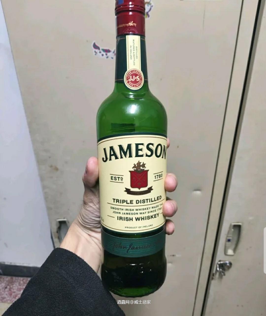 瓶醒了两星期,闻起来已经变成苹果和焦糖的甜腻了,喝起来也比较甜,一开始的类似雪莉酒的烟味已经没有了