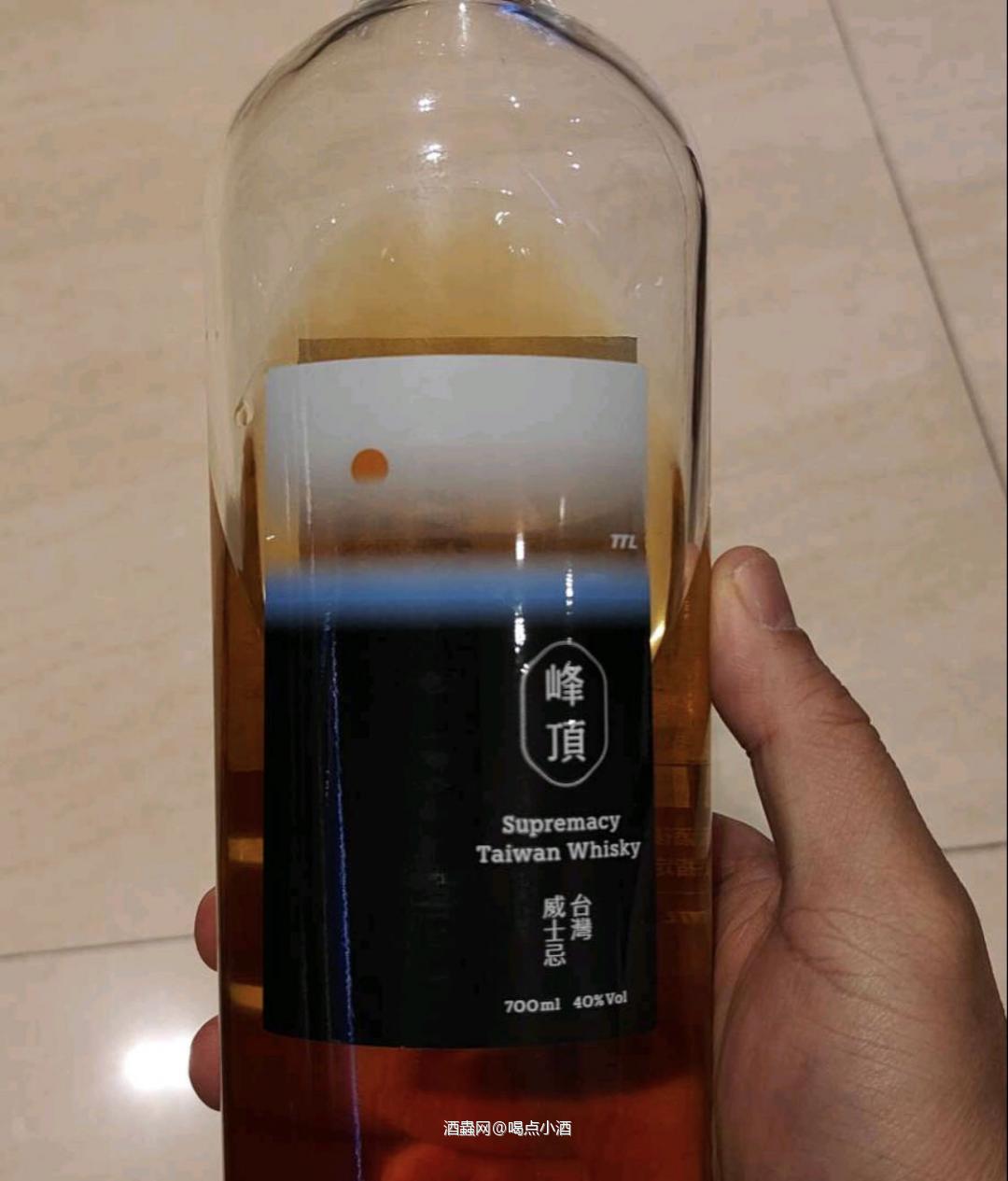 玉尊峰顶台湾威士忌」以高品质威士忌为主体，搭配台中酒厂雪莉桶熟成威士忌与南投酒厂泥煤麦芽威士忌，具有果干香气，口感丰润，后味呈现轻泥煤风味，圆润厚实。台湾人低调点做事，在没有资本的推波助澜下，默默的制作属于自己的威士忌。