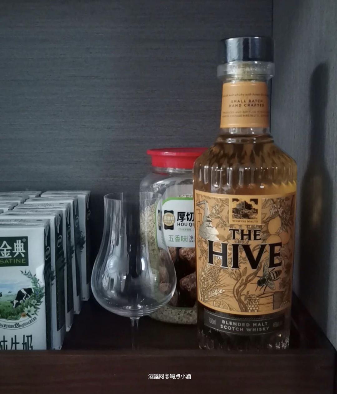 威姆斯蜂巢纯麦威士忌。未冷凝过滤。这款威士忌好像还获得什么设计大奖。包装确实好看。 呈现出甜美的蜂蜜味与花园气息。是威士忌爱好者不可多得之选。 该款威士忌由全球威士忌大师Charlie Maclean为您精心调制。并由具有800年历史的威姆斯家族装瓶出品。
