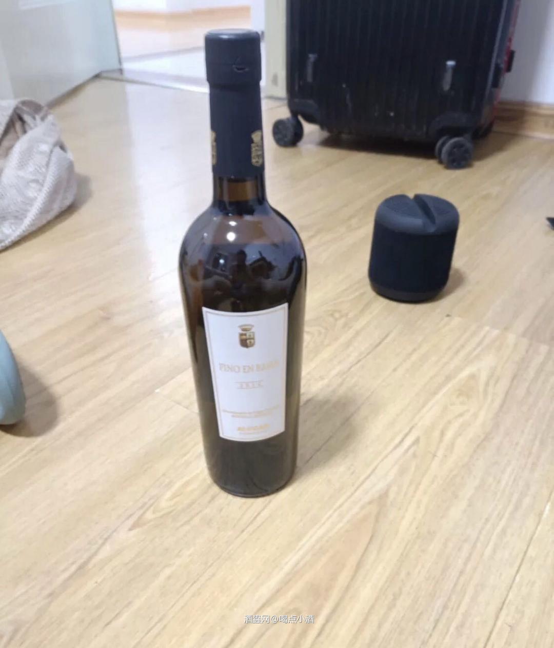 很不错的一款配餐酒，100出头。 明亮的浅稻草金色，少许辛辣，扑鼻的杏仁香气，带有轻微的果香。口感干爽怡人，体现了葡萄品种的典型特征。一款很棒的开胃酒。 酒标上的“En Rama”代表了此酒采用单一葡萄酿造，而且装瓶前只经过了轻微地过滤，以更好地体现原有的风味。