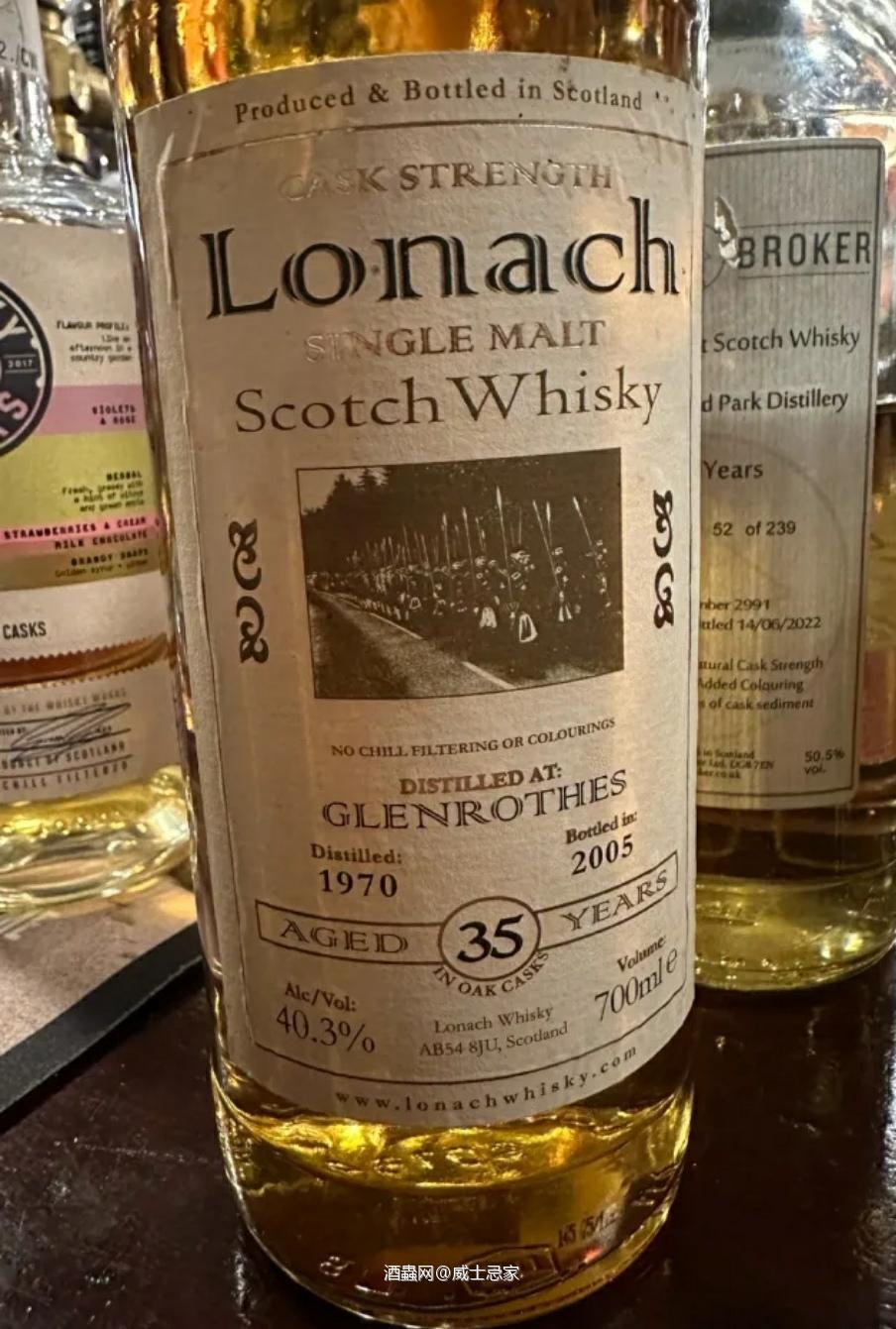 世界第一威士忌吧 Glasgow，The Pot Still 曾经投票公选出的世界第一威士忌吧，获奖无数 800+威士忌单杯出售，向酒保描述需求 爬上酒墙帮你挑选 单杯价格几镑到上百镑不等，数不清的绝版和高年份珍藏 无上限玩家的天堂 印象最深的是The Red Cask Co的31年雪莉桶强 层层递进的成吨混合果脯的甜腻 发酸的深色水果 没有丝毫的酒精感，只有成熟的红糖、木质 年份感拉满 极高的山