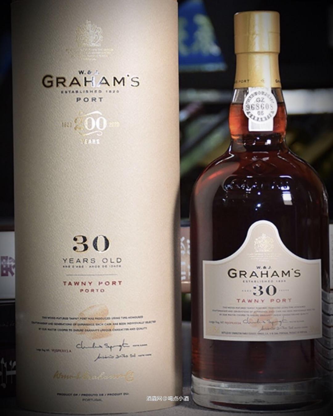 格兰姆波特酒,酒精度20%属于加强葡萄酒。 葡萄品种:黑洛里斯、多瑞伽娜索、多瑞伽佛兰卡、多,瑞伽巴洛卡 色泽: 琥珀色 口感丰富、甜美而柔滑,充满明显的坚果香气以及成熟水果香味。 余味悠长不绝搭配美食:甜品。