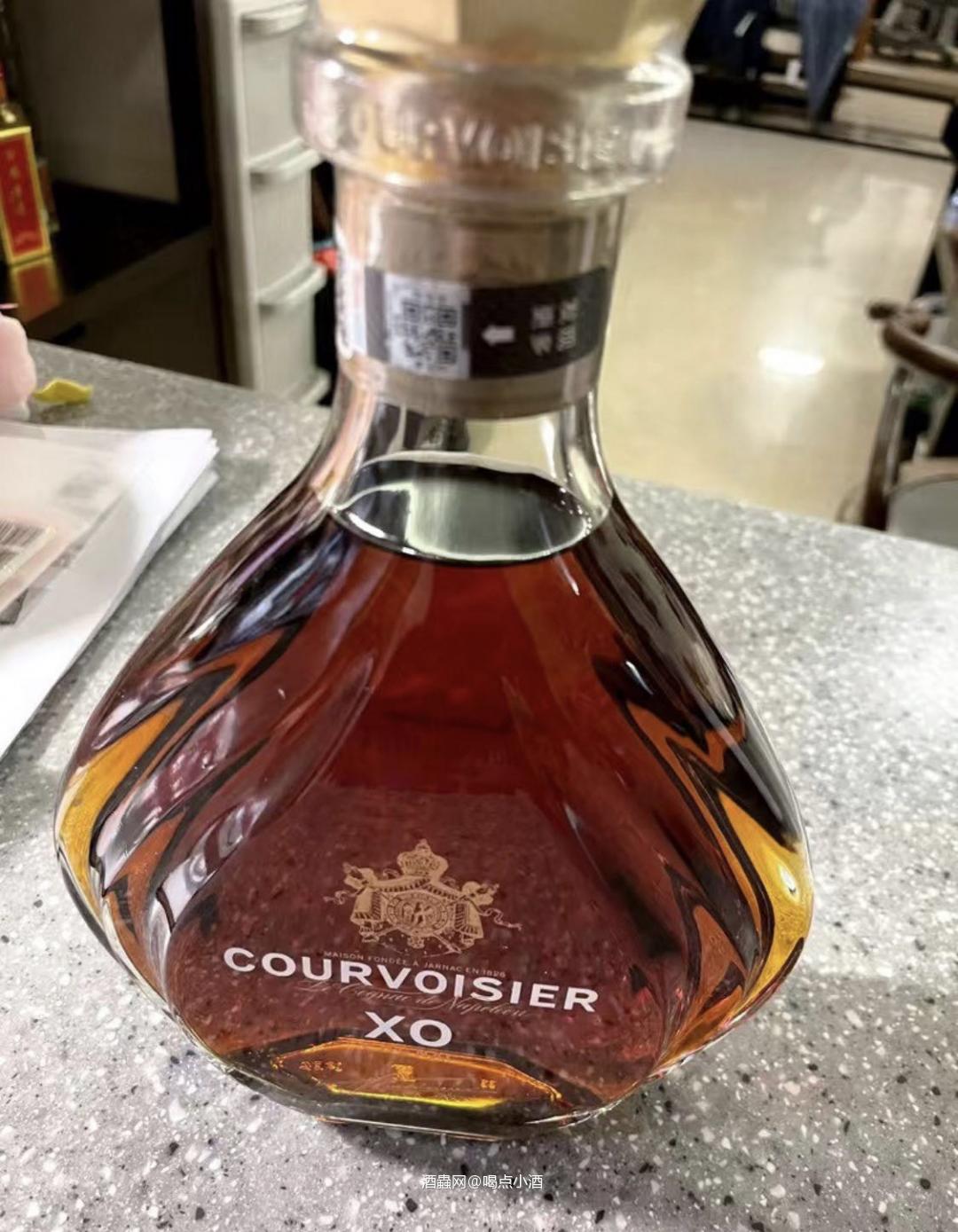 新版的拿破仑Xo,也就是馥华诗Xo。价格贵了一点点接近500,瓶子的造型好看了,年轻了。 但是酒液我觉得喝起来没有老版的好喝。辛辣感比较强,有浓郁的肉桂香味。个人感觉和轩尼诗的vsop级别口感相差不了多少。