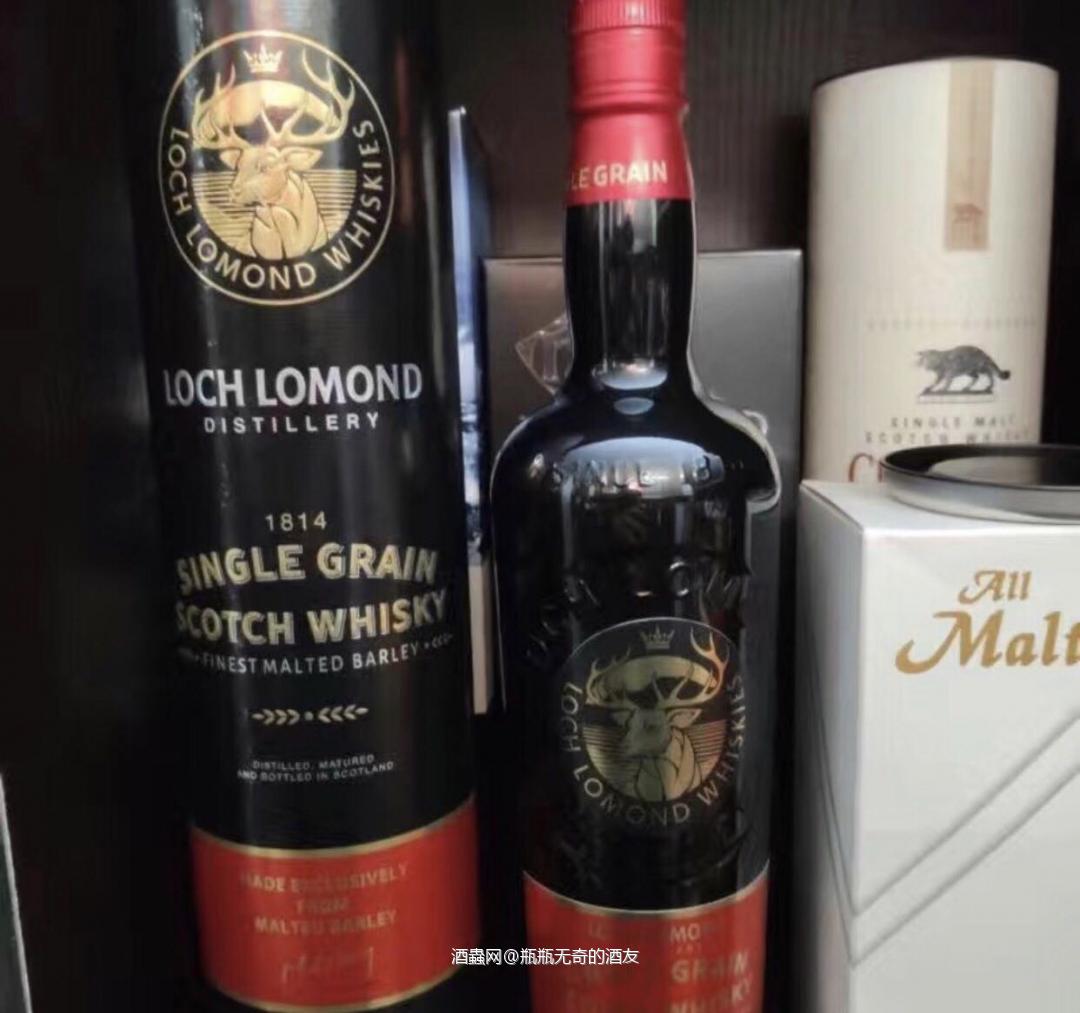罗曼湖酒厂的谷物威士忌则使用只纯麦芽为原料,加上科菲蒸馏器的连续蒸溜和精致橡木桶中的精心熟成。 使这款罗曼湖单一谷物威士忌有着新鲜收割的大麦香气、饼干、烤苹果伴随着轻微的柠檬片香味,口感清脆且精致,菠萝汁和柠檬的韵味,伴随着香草的气息,余味柔和、多汁、有着香甜的水果味。 在2021年旧金山世界烈酒竞赛(SFWSC)中取得双金奖的好成绩。