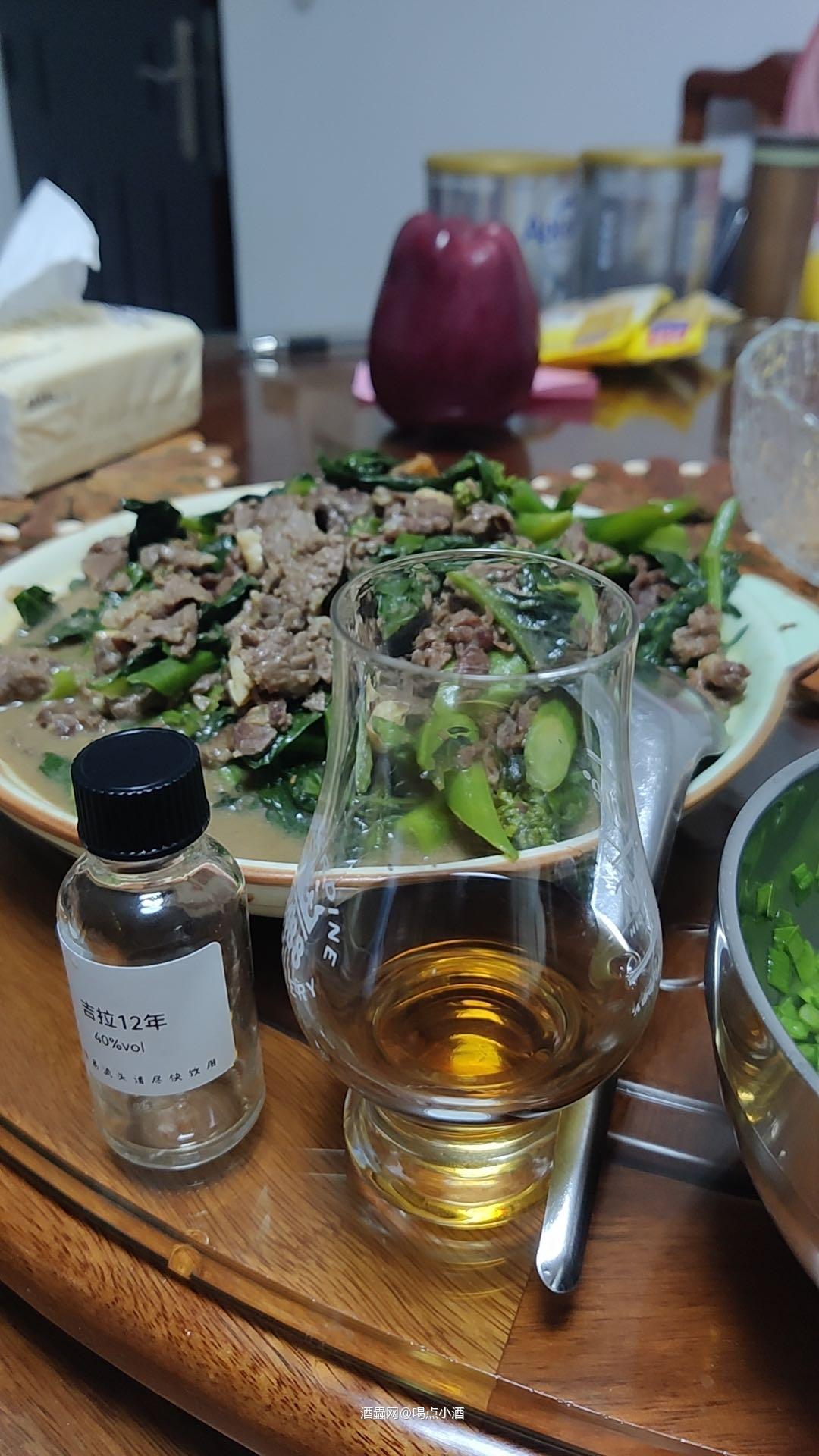吉拉12年的分享瓶。应该有30ml,一直听闻吉拉很拉垮,今晚来试试。 闻香有水果的香气。喝起来也还行啊,酒精感压制的可以的,挺顺滑的啊。木质香味柑橘果香。咸咸的海水,很轻的尾韵。除了尾韵有点短,并不感觉很拉垮啊。还不错啊作为新手入门的话。