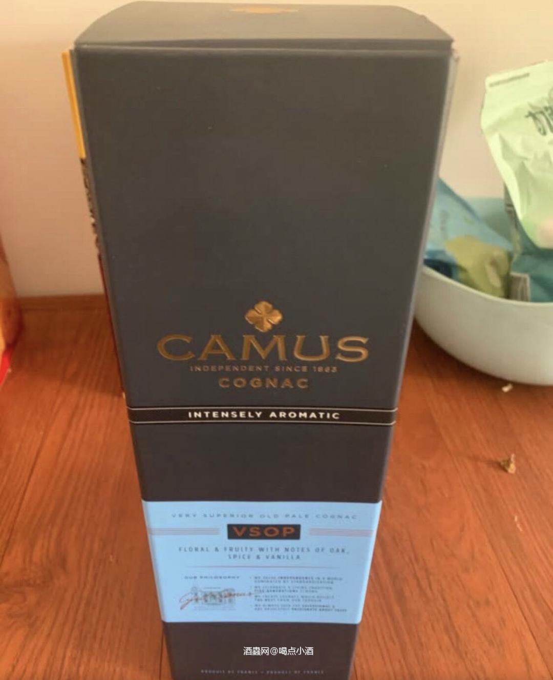 这款vsop级别的干邑还不错。入口非常柔和,口感很细腻,混合着橙皮、杏仁、蜂蜜、香草等多种味道,非常复杂。饮后味道持久,回味悠长。 开瓶扑鼻而来的是橙皮、蜂蜜、杏仁等多种芬芳香气的混合。尤其是橙皮味道浓郁,散发出一丝微酸微苦的气息,非常漂亮。